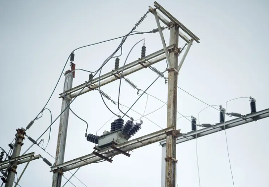 Insulation Coordination for Distribution Lines Under Lightning Impulse And Switching Overvoltages: Optimizing String Length And Dry Arcing Distance